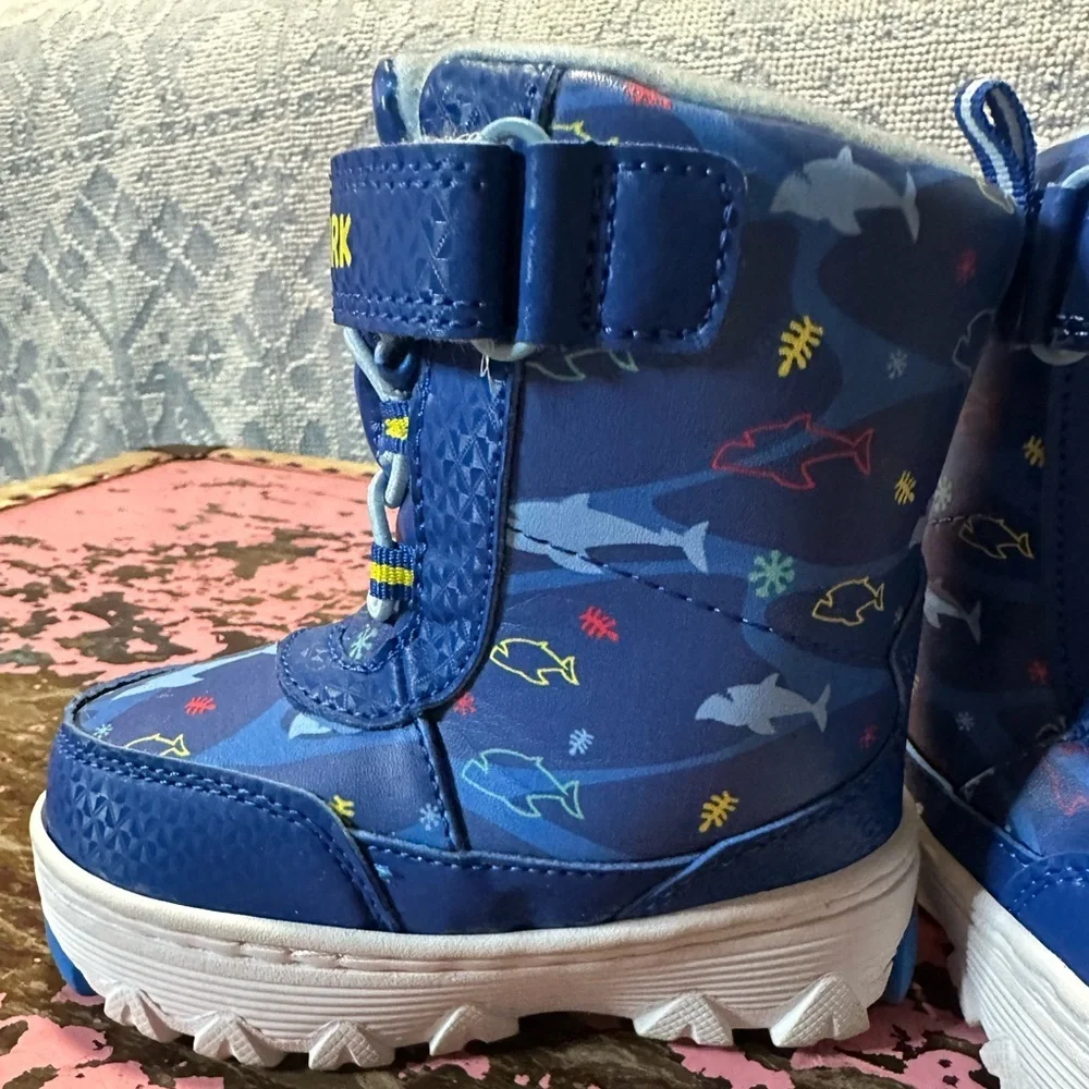BABY SHARK Snow Boots Toddler Sz 6 - NEW